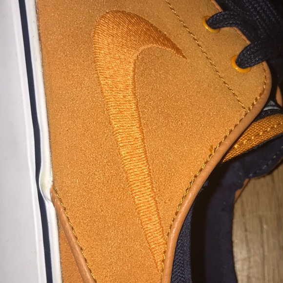 Nike Shoes - Picture 5 of 8